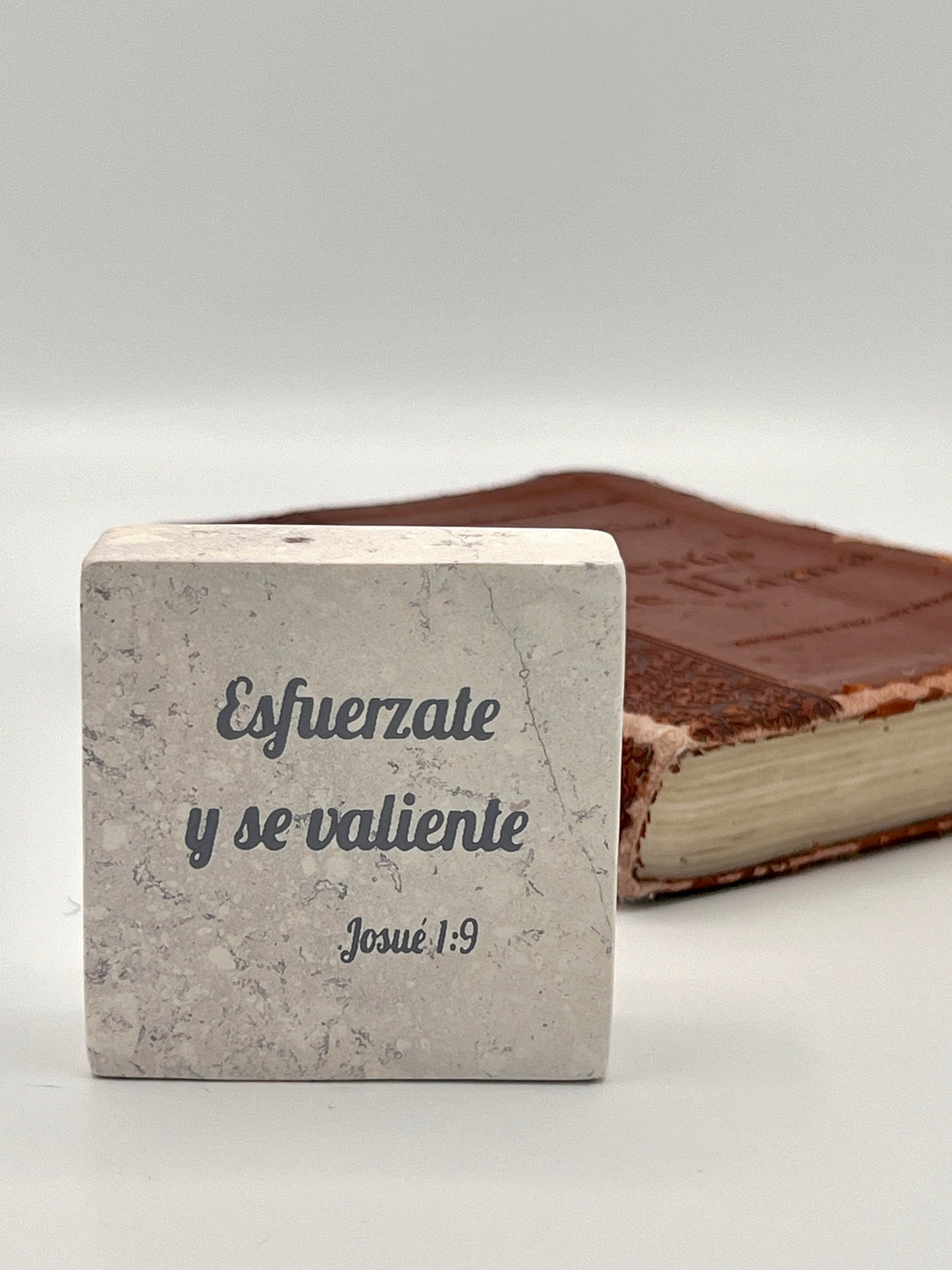 Hand-Carved Soapstone Scripture 2" by 2" - Bible Verse Josué 1:9 - Español