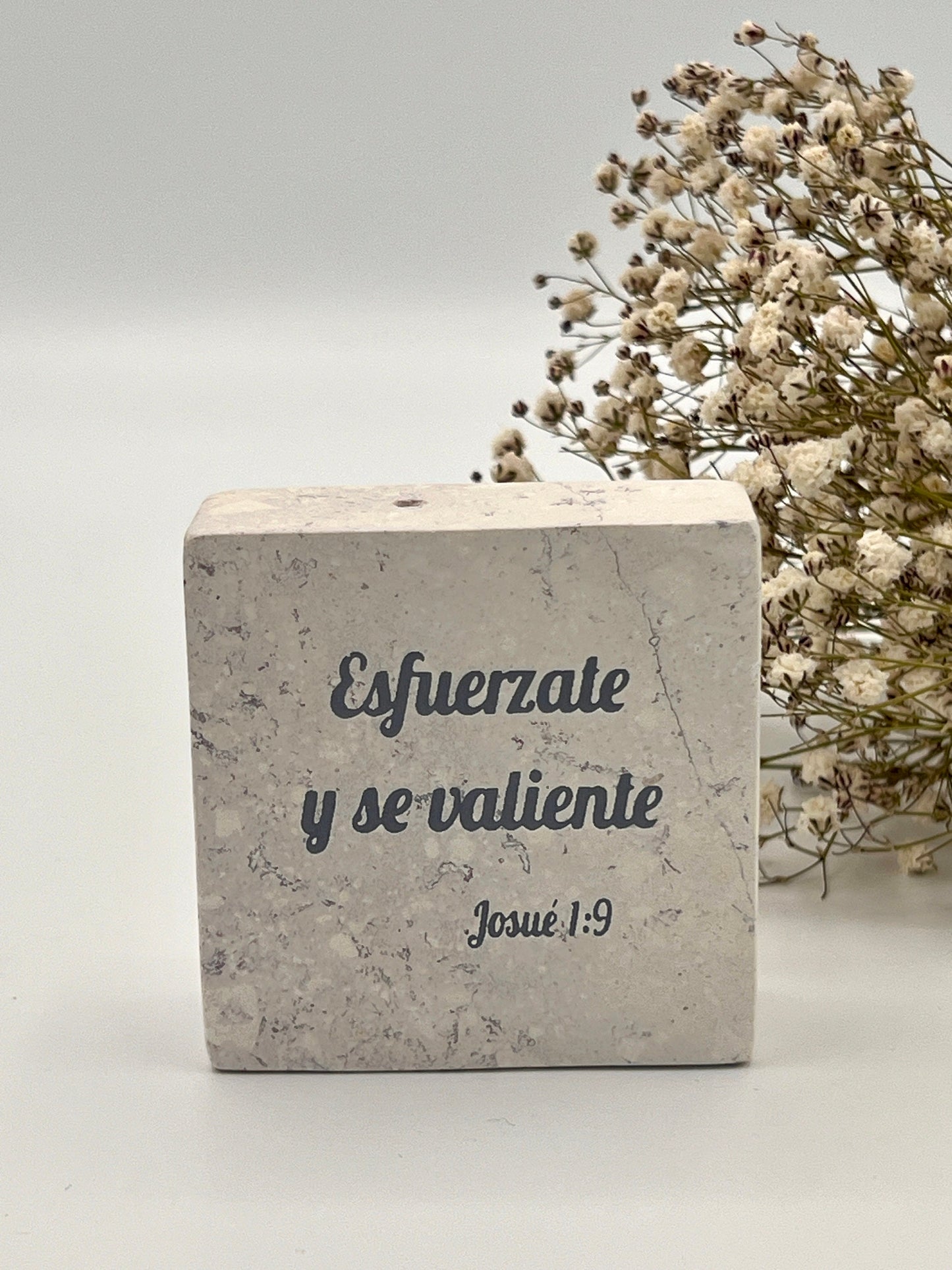 Hand-Carved Soapstone Scripture 2" by 2" - Bible Verse Josué 1:9 - Español