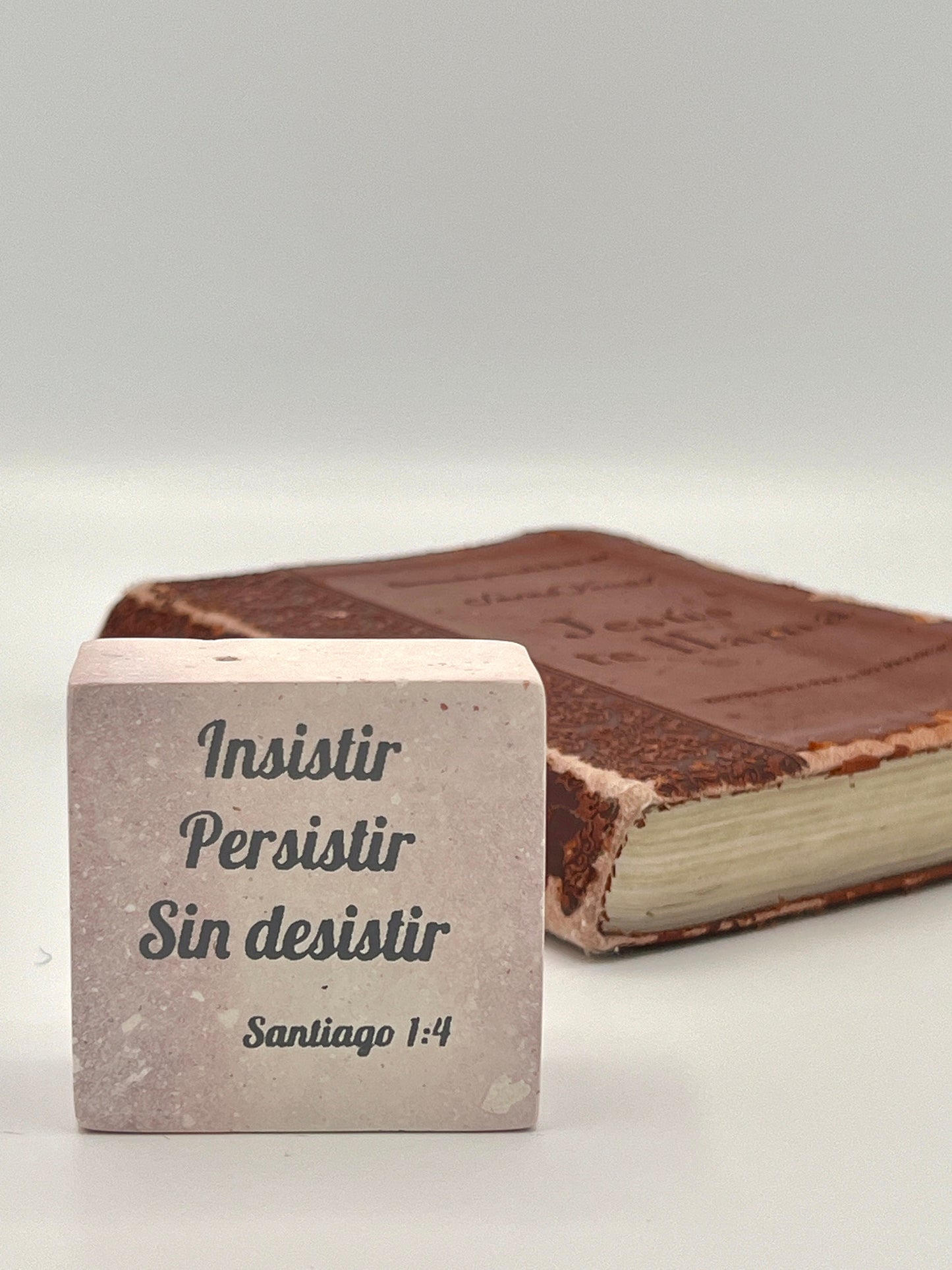 Hand-Carved Soapstone Scripture 2" by 2" - Bible Verse Santiago 1:4 - Español