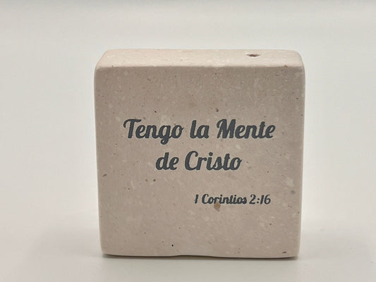 Escritura tallada a mano en esteatita de 2" x 2" - Versículo bíblico 1 Corintios 2:46