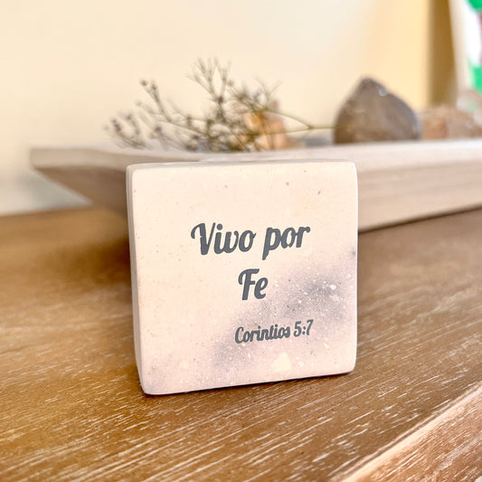 Escritura tallada a mano en esteatita de 3" x 3" - Versículo bíblico Corintios 5:7 - Español