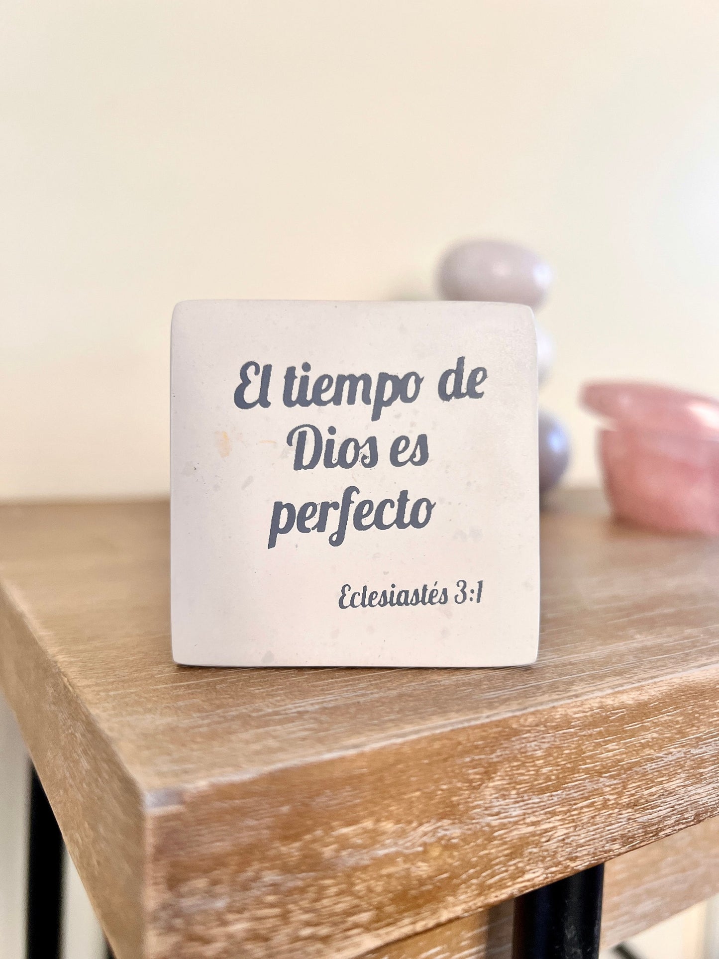 Escritura tallada a mano en esteatita de 2" x 2" - Versículo bíblico Eclesiastés 3:1 - Español