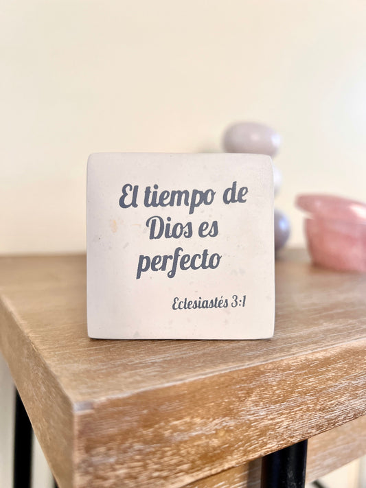 Hand-Carved Soapstone Scripture 2" by 2" - Bible Verse Eclesiastés 3:1 - Español