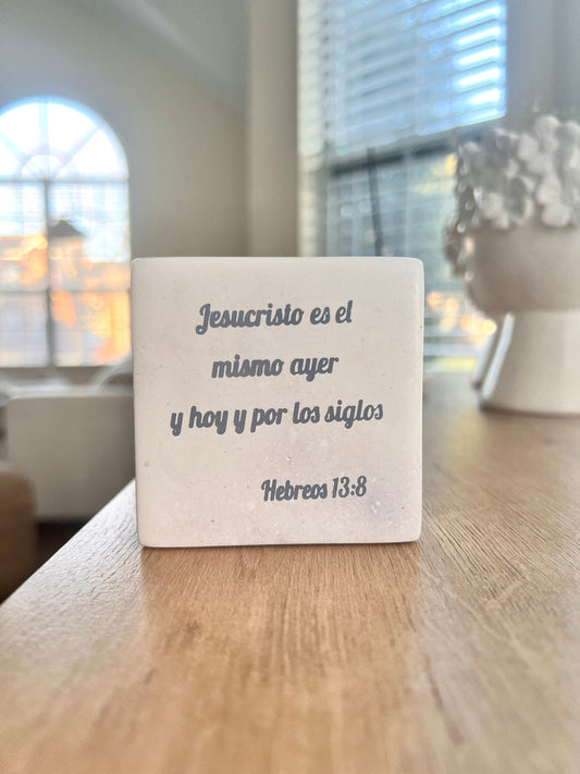 Escritura tallada a mano en esteatita de 3" x 3" - Versículo bíblico Hebreos 13:8 - Español