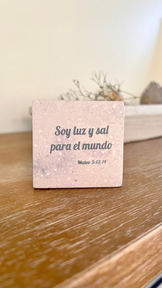 Escritura tallada a mano en esteatita de 3" x 3" - Versículo bíblico Mateo 5:13-14 - Español